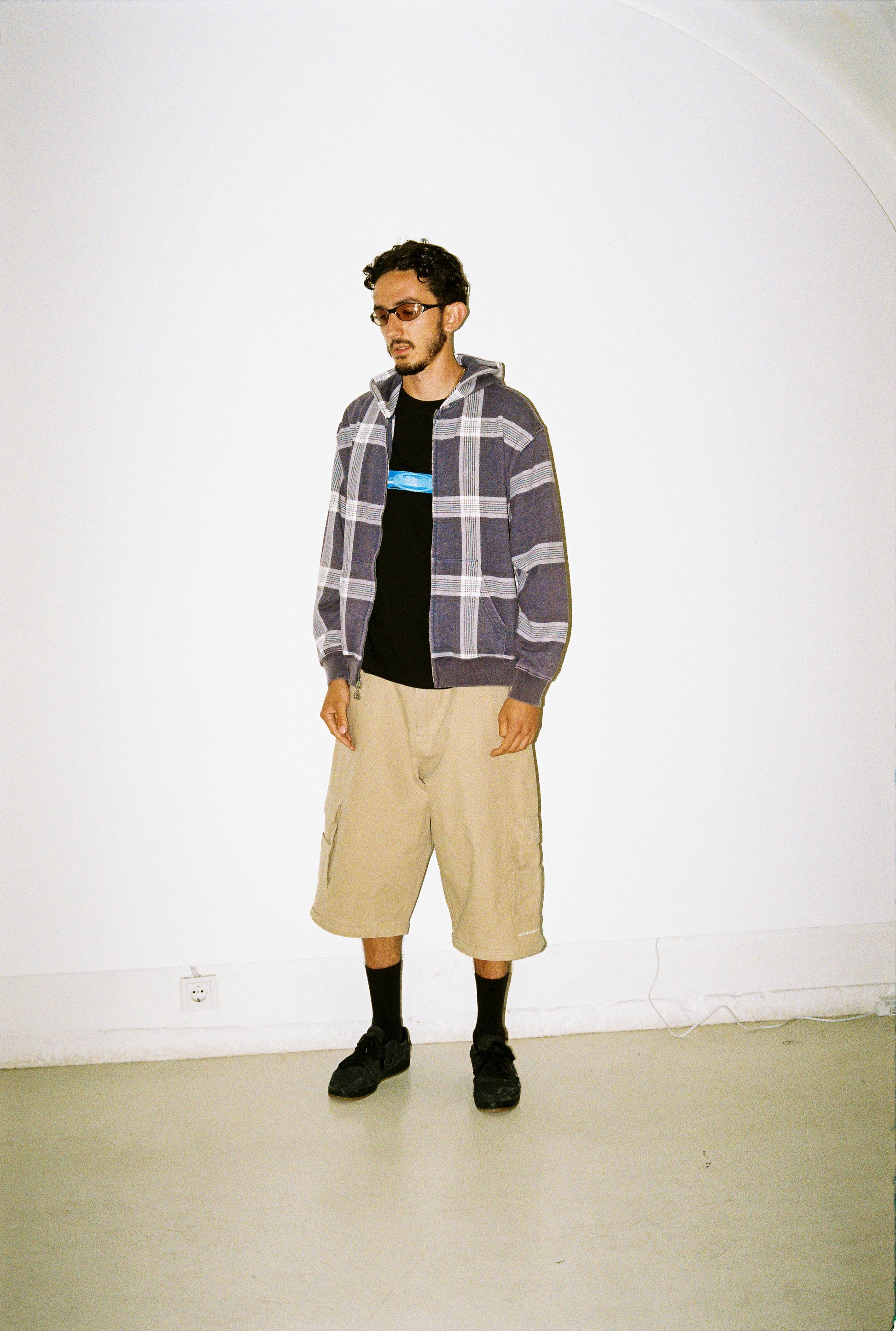 model with yardsale crgo shorts